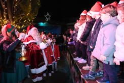 Άναμμα Χριστουγεννιάτικου δέντρου στο Αιγίνιο 